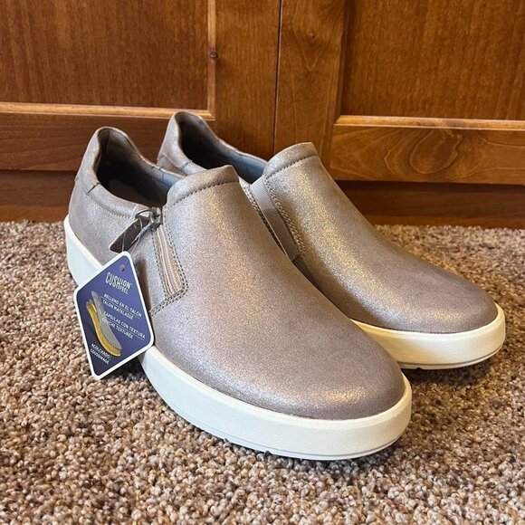 Clark's Layton Step Lavender Metallic Sneakers - Picture 1 of 3